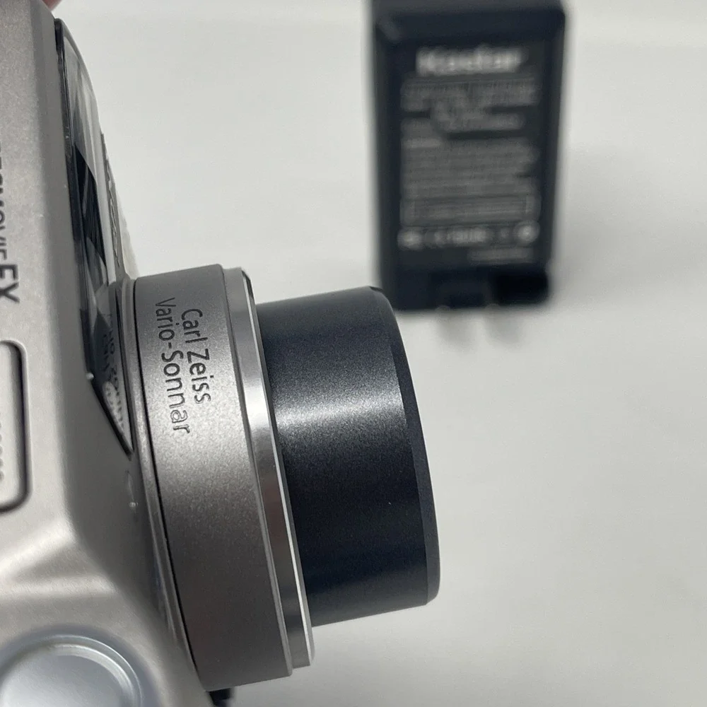 Sony Silver Cyber shot Camera DSC-S75 Carl Zeiss MPEGmovieEX New battery/charger